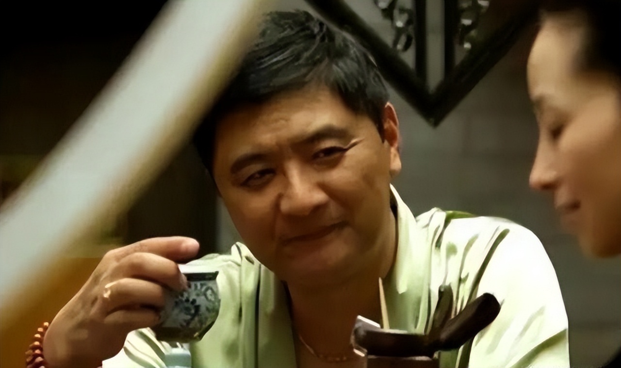 父亲是“中国影坛泰斗”、母亲是知名演员，他却在53岁客死异乡