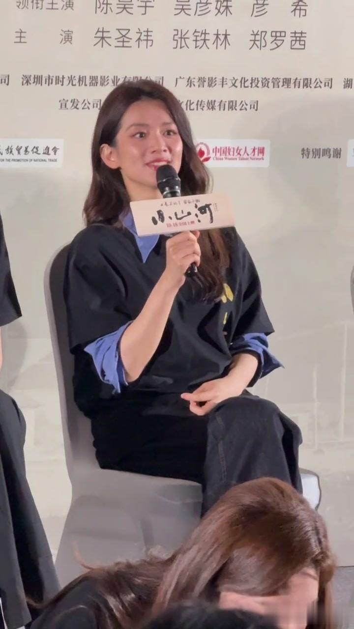 陈昊宇出席电影《小山河》首映礼,超绝冷白皮,骨相出众明艳动人