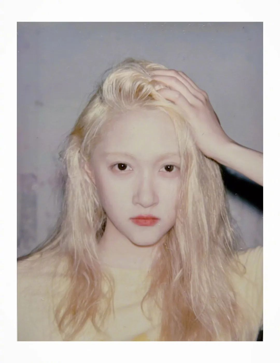 27岁关晓彤与妈妈逛街被偶遇，一身卡其色套装酷成老公姐，又高又瘦长腿吸睛