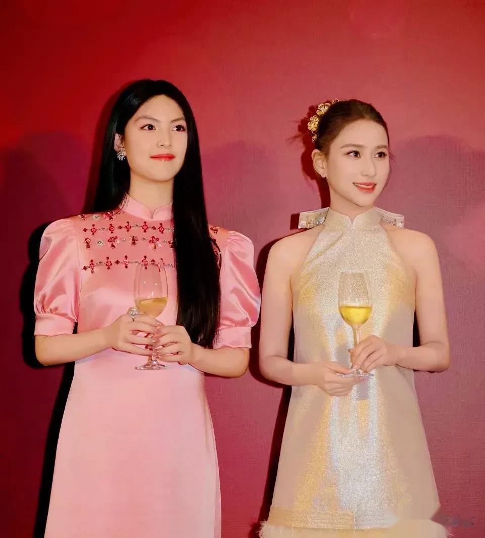 李湘带王诗龄出席活动，王诗龄与何超莲同框，落落大方，稳居C位