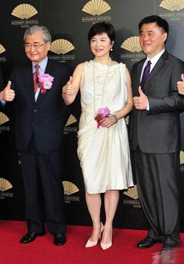 林青霞剪了超短发减龄20岁,穿白色连衣裙超显贵,完全没有大妈味