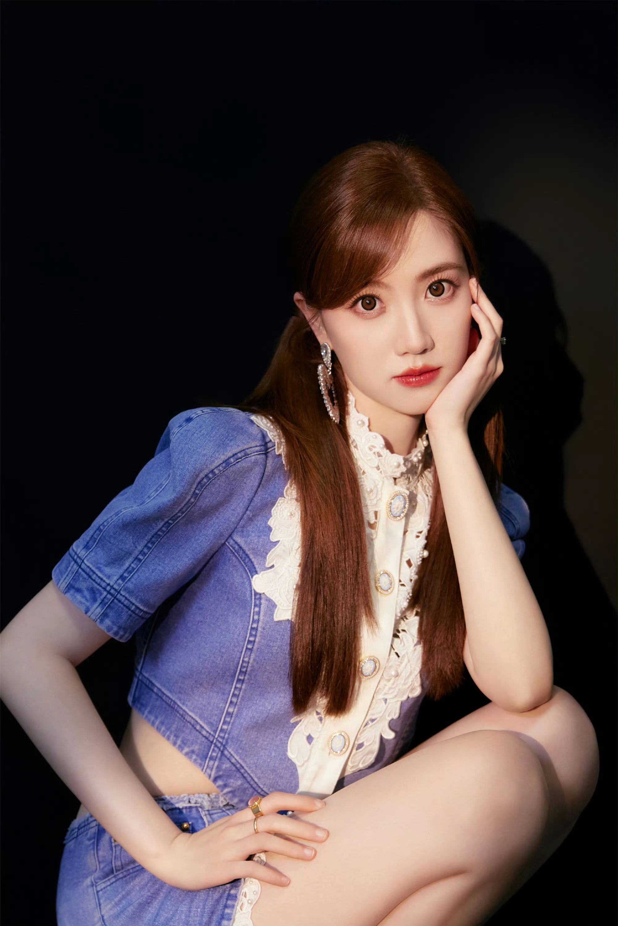 张纯烨水蓝牛仔,大长腿无敌了