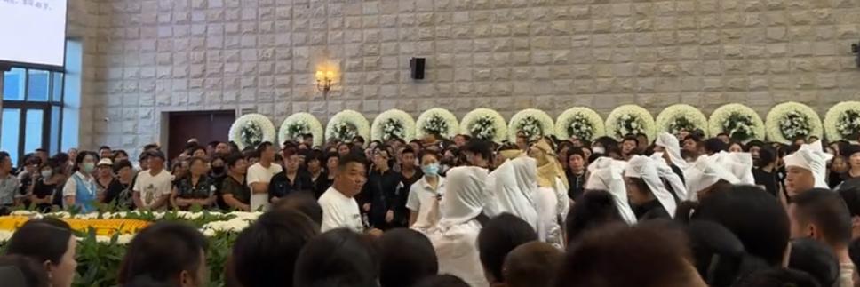 49岁孟再平下葬,9辆迈巴赫开道,送行队近百米,曾打百万抗癌针