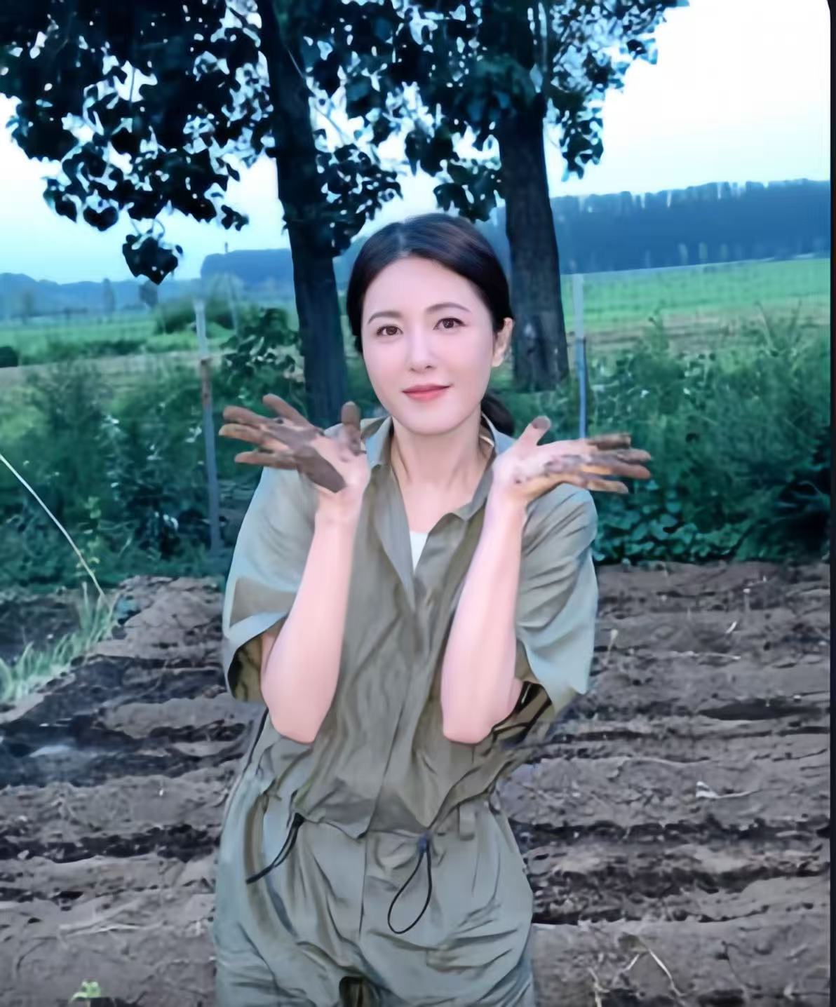 48岁曾黎回老家种地！满脸褶头发花白断崖衰老，徒手摘黄瓜像农妇