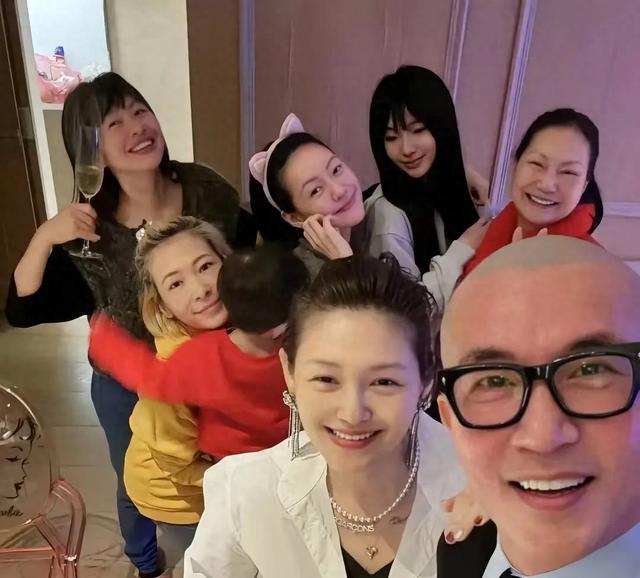 具俊晔近照曝光！在大S墓地旁自备椅子守候，神情哀伤人又黑又瘦