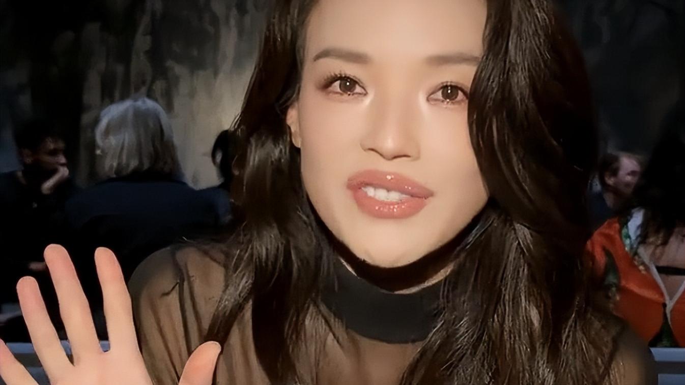 巴黎这一晚，被“全裹”出镜的舒淇惊艳，不穿暴露礼服却艳压群芳