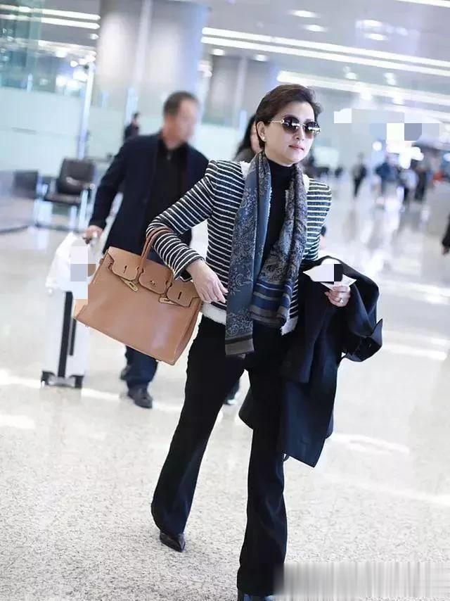 56岁杨澜剪了短发真时髦！条纹西装+阔腿裤+围巾，高级又洋气！