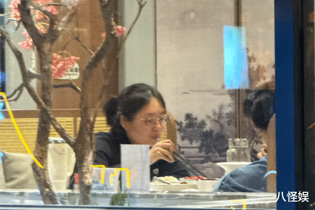 李雪琴王一通约会,头大脸大但身上不胖,男友梳大背头打扮很帅