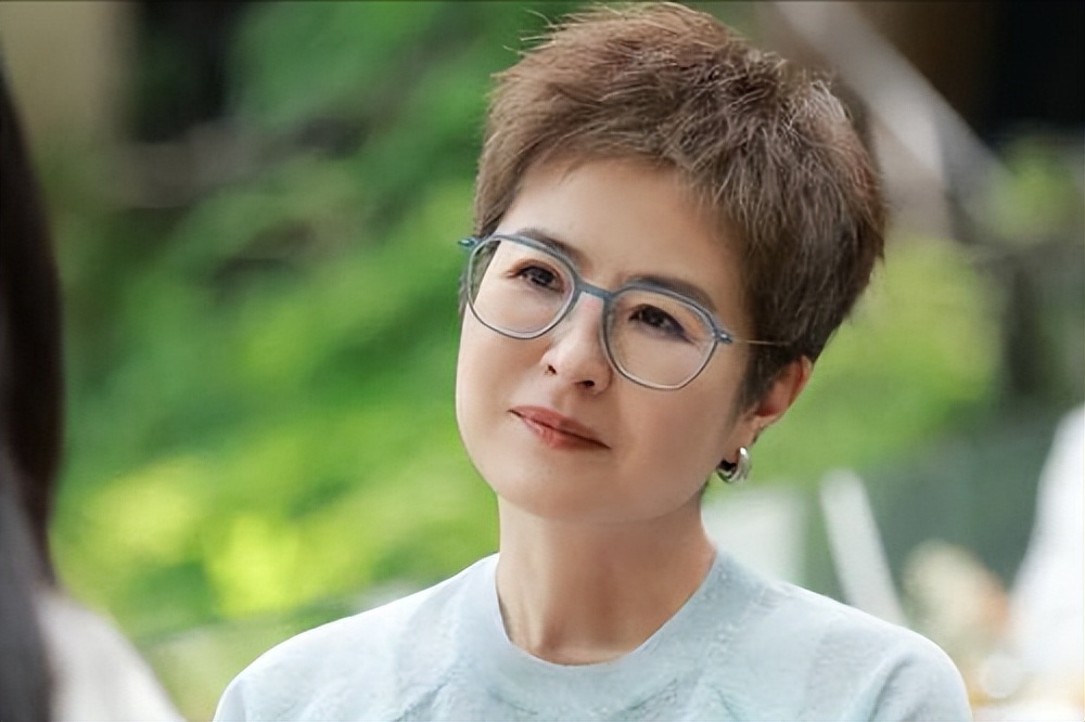 辞去央视工作，嫁大18岁李铁为妻，如今52岁张泉灵已走上另一条路