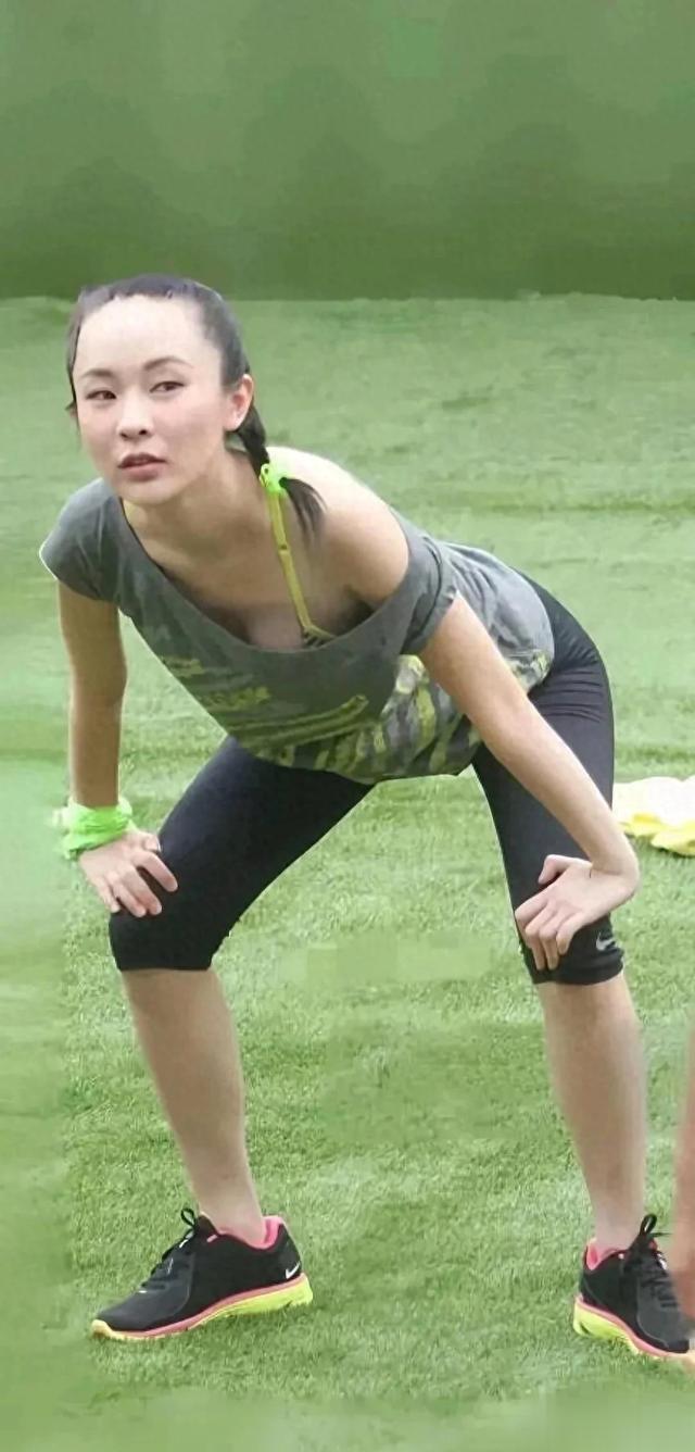 霍思燕妈妈的瑜伽奇迹：少女般柔韧度令人惊叹