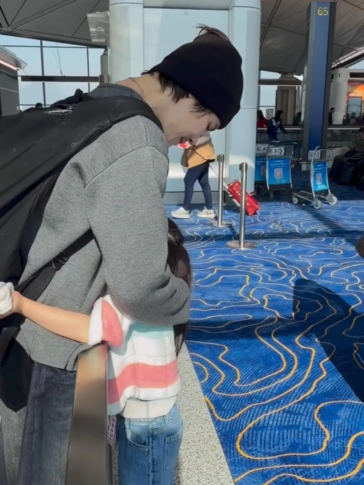 郭碧婷和女儿送向佐搭机，小奶黄依依不舍在爸爸怀里哭，惹人心疼