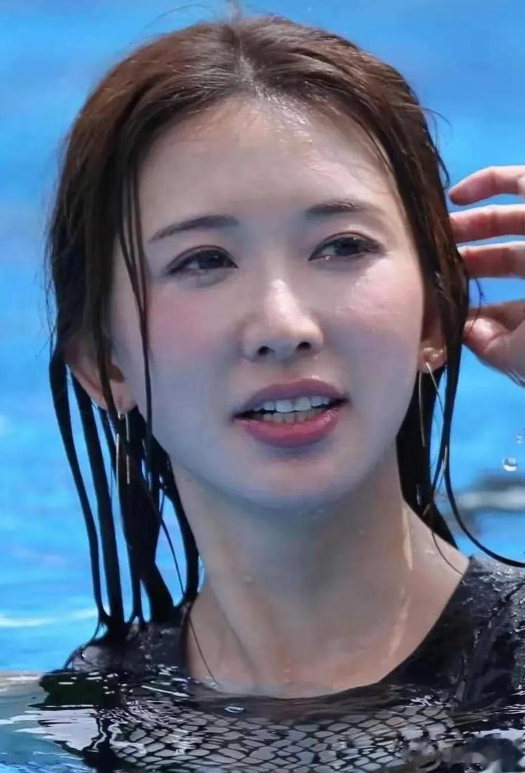 林志玲游泳池生图,这样也是美的,很自然的美!由内而外的美