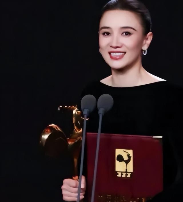 越扒越有!奚美娟塌房后黑料不断,是金鸡水奖评委,周迅也被牵连