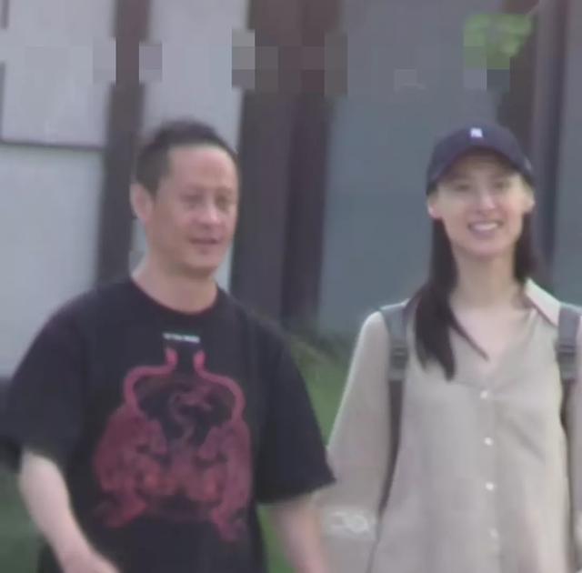 偶遇梁洛施与马浴柯，俩人全程手牵手，边说边笑，比小年轻还腻歪