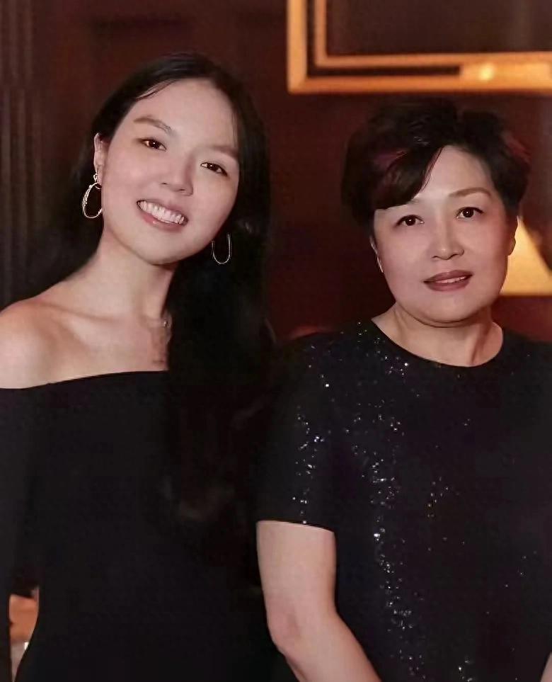 李咏女儿公开恋情!23 岁法图麦晒甜蜜合影,男友家境不俗长相帅气