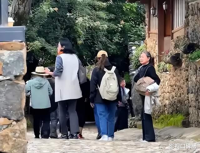 节俭的郭晶晶在巴黎血拼名牌包包,有男助理跟随,背着2个超大包