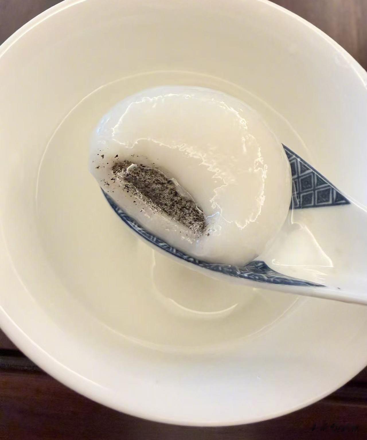 江疏影晒年夜饭细节，网友热议无名指戒指与“二人餐”暗示