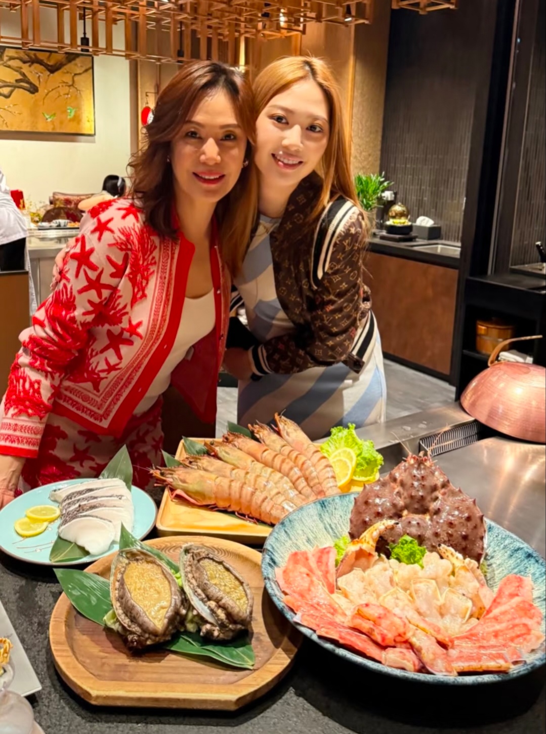 甄子丹岳母68岁生日，女儿汪诗诗汪圆圆同框，豪门女婿蔡加赞出镜