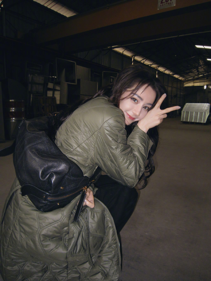 《热巴蹲姿比耶杀疯了，网友：这谁顶得住！》