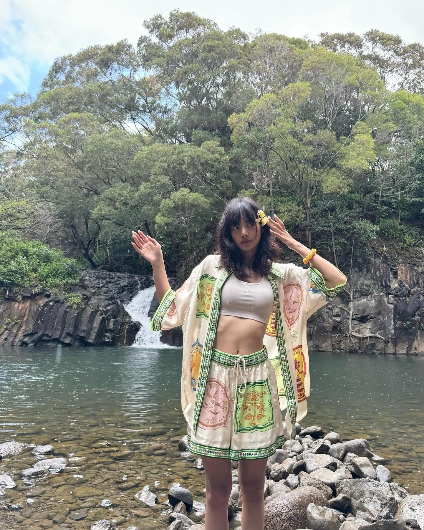 Lisa蹲地喂流浪猫，她瘦的肋骨清晰可见，她张开双臂拥抱夕阳很美