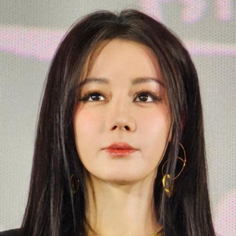 迪丽热巴近照难掩疲态，脸僵眼肿双腿粗壮，不如穿深V的张俪惊艳