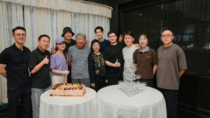 肖战参加《藏海传》庆功宴,在导演郑晓龙头顶比耶