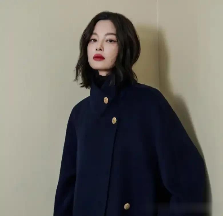 辛芷蕾短卷发“超惊艳”！穿蓝色金属扣大衣搭高跟鞋，长腿吸睛！