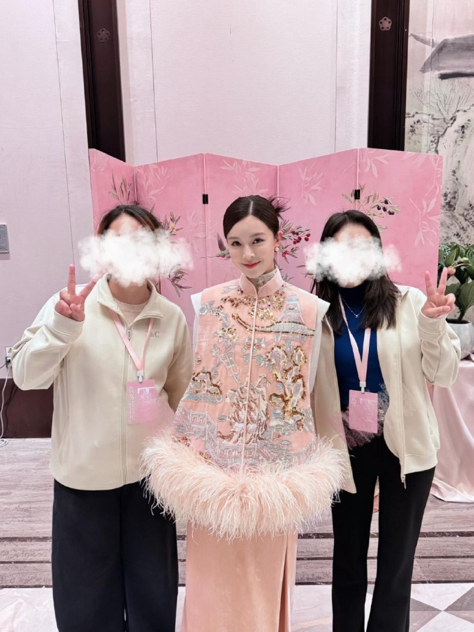 文咏珊产后俩月这款穿搭美出圈，身材恢复秘诀藏哪了？