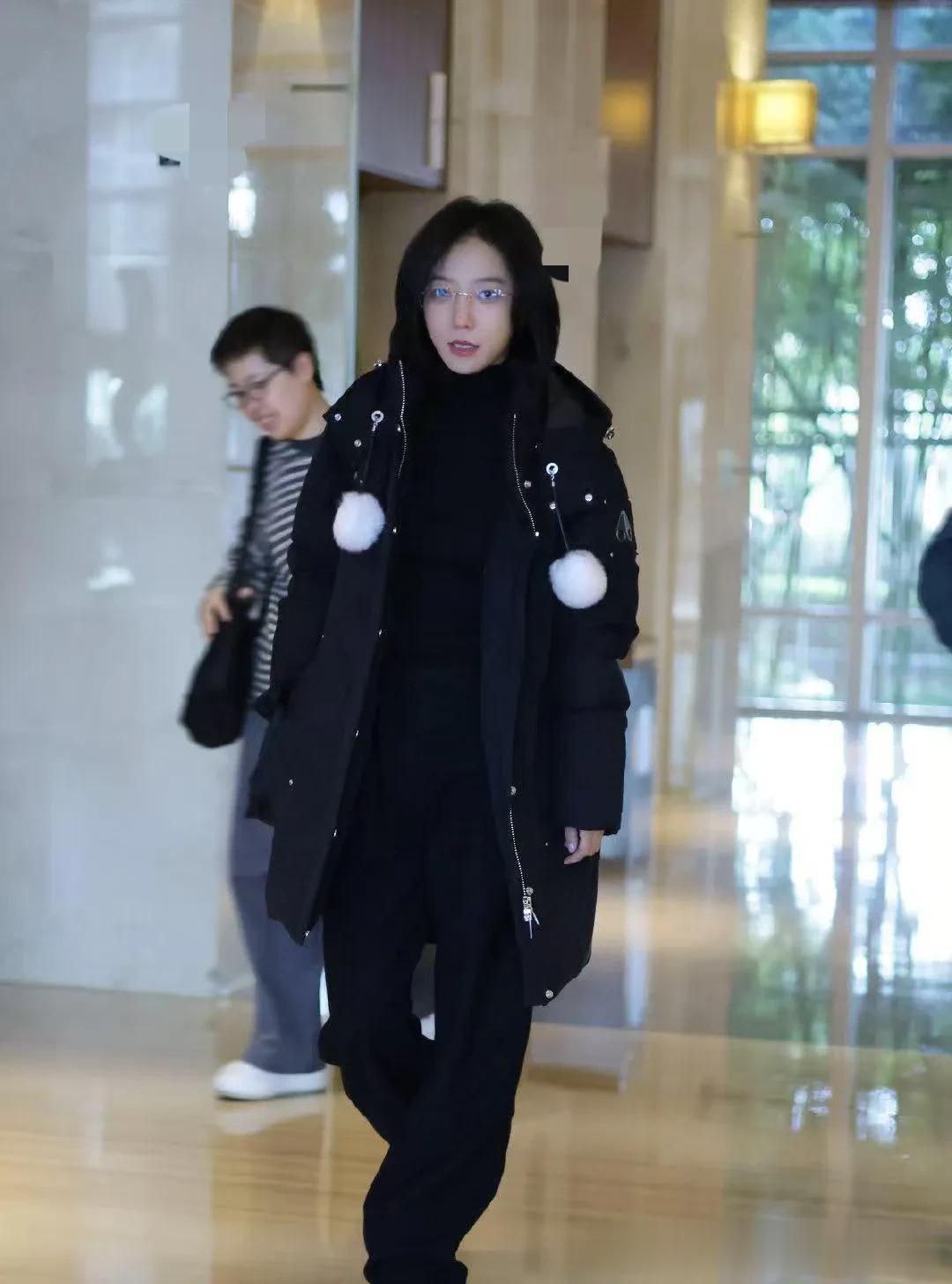 41岁王珞丹越来越会穿！长款羽绒服+打底衫+阔腿裤，时髦又高级