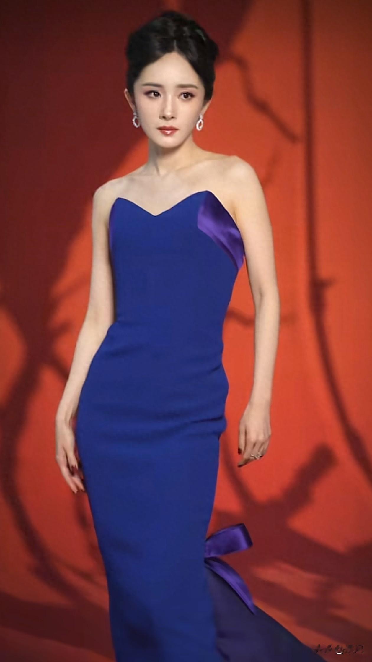 39岁杨幂最新穿搭：盘发+蓝色抹胸裙，贵气又高级，美得像28岁