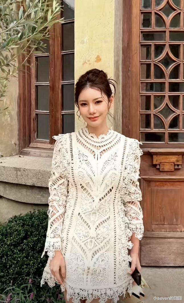 马筱梅近照曝光，现身上海参加品牌活动，被赞像明星自谦只是素人