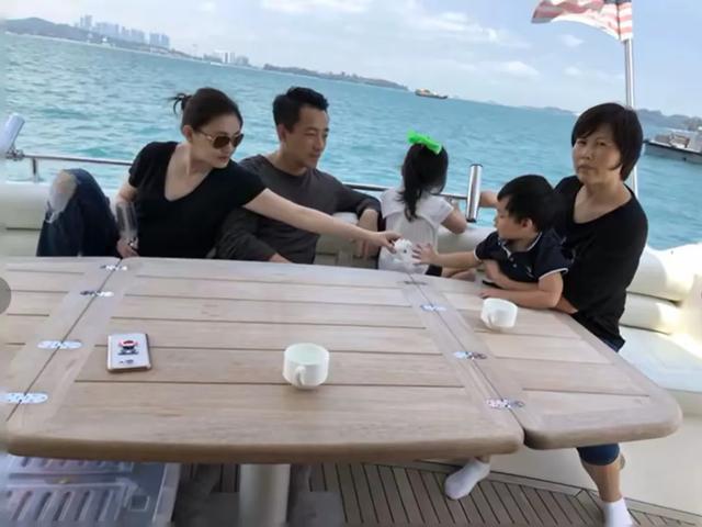 大S伦敦纪念椅落成,小杨阿姨为她说了句公道话,尽显高情商