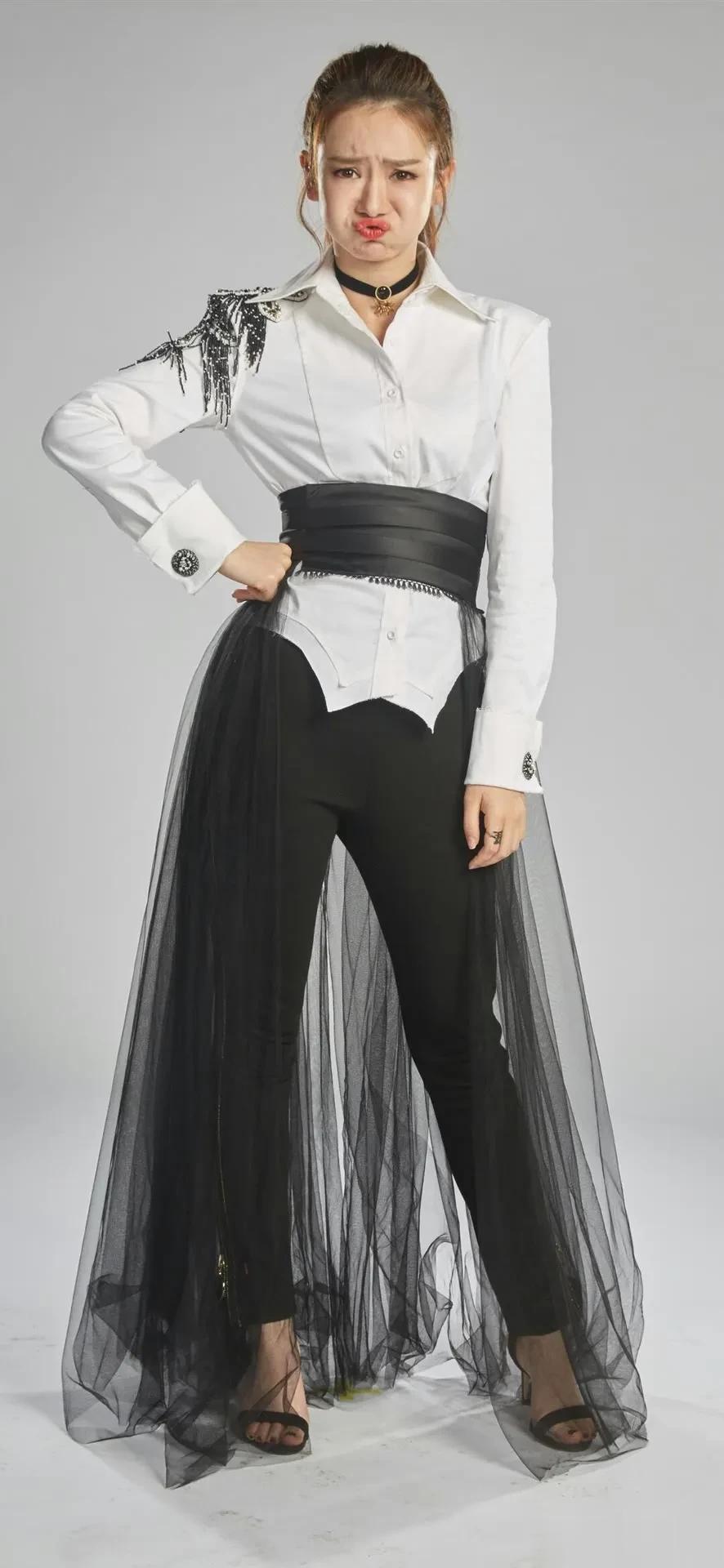 明星高清写真鉴赏｜戚薇，谁能拒绝白衬衫黑纱裙裤的混搭魅力？