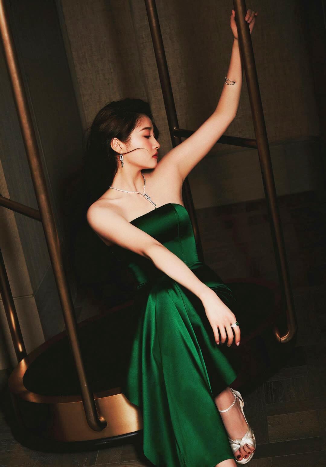 关晓彤深夜健身被偶遇!172cm长腿穿瑜伽裤,素颜状态美到认不出