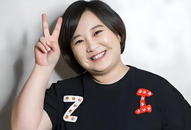 \消失\快1年，贾玲再传新动态，瘦出新高度的她又给内娱上了一课