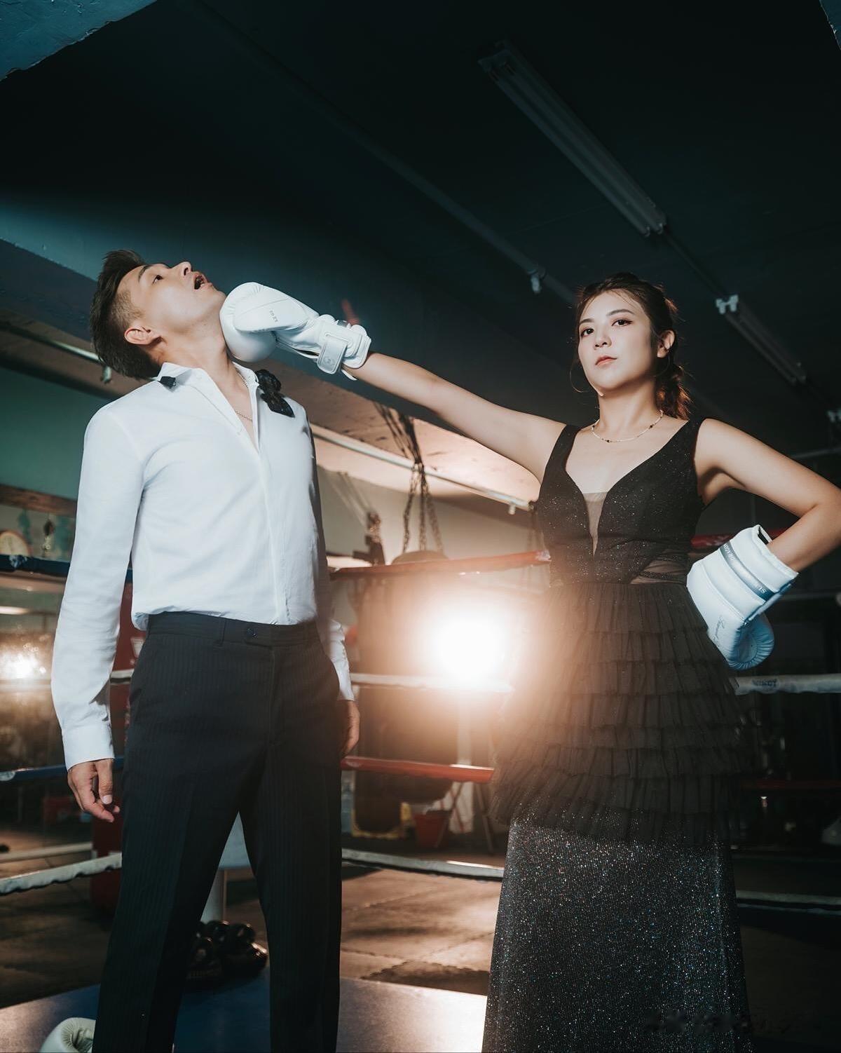 TVB陈展鹏与妻子单文柔庆结婚七周年写真，好有创意结婚纪念日拳