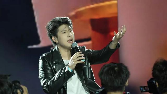 万梓良22岁独子万大千颜值高似爸爸，湖南参加歌唱比赛有星味