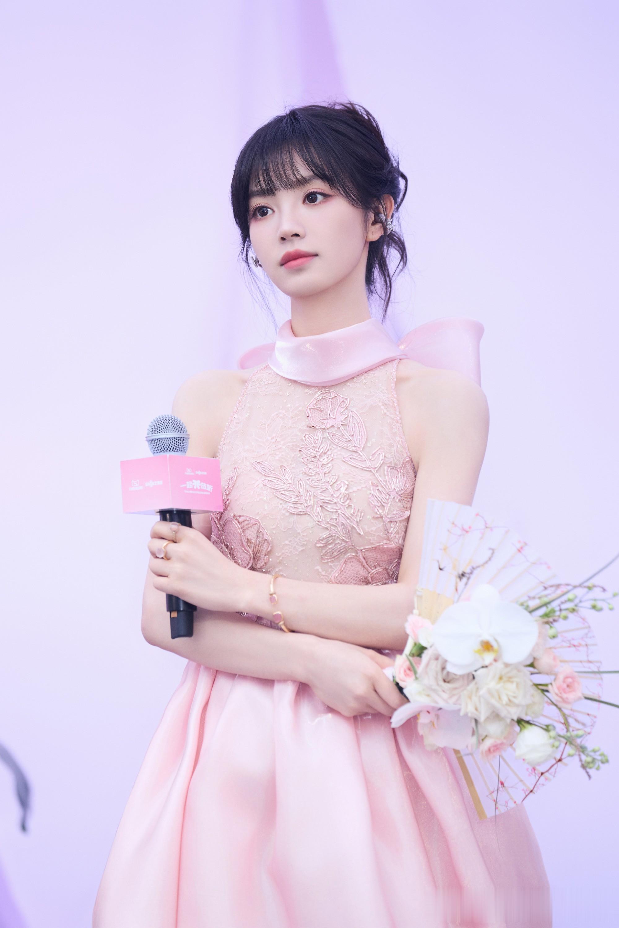 田曦薇粉色蝴蝶结礼服造型，甜美优雅，氛围感宛如在逃公主！