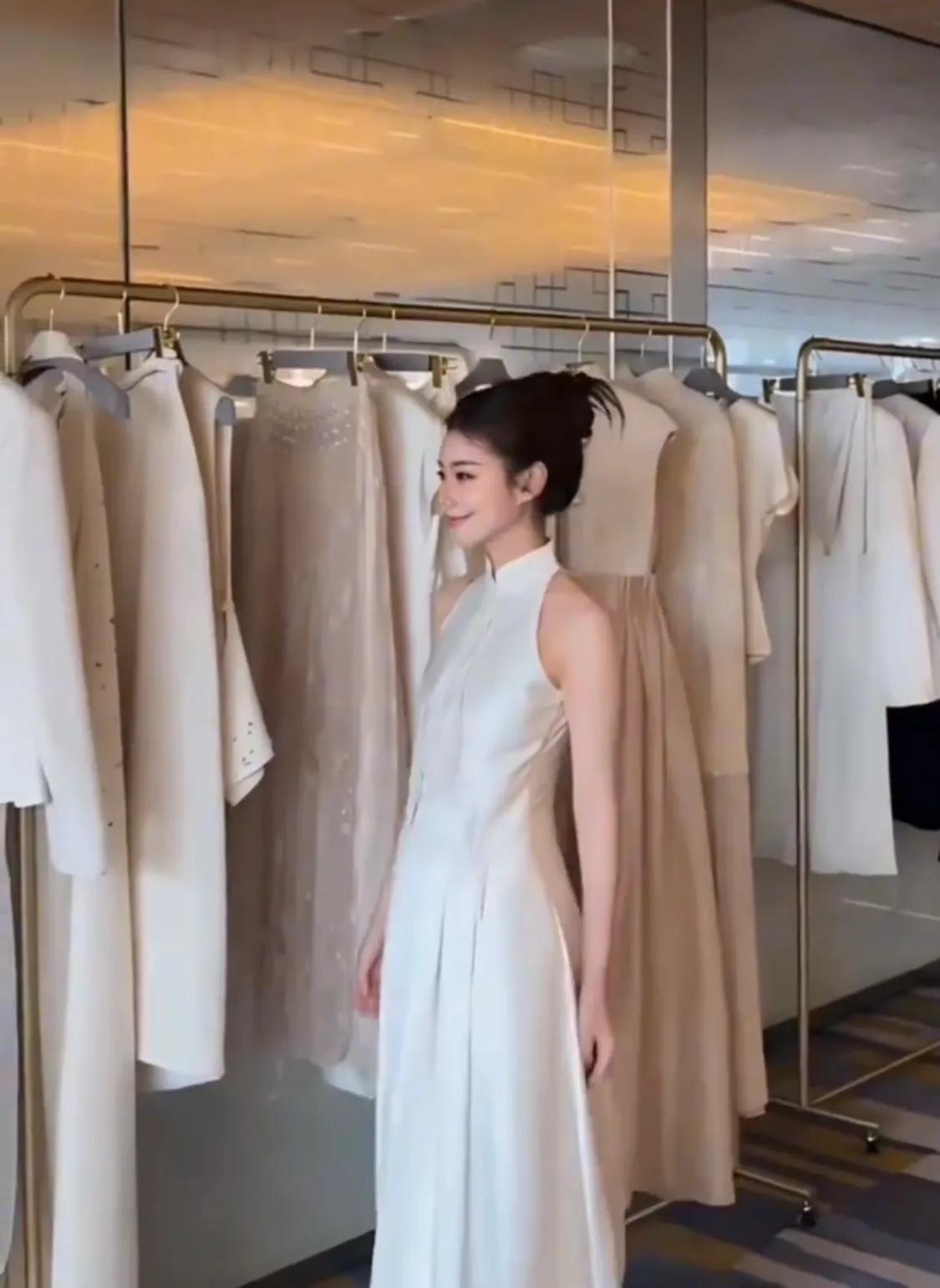 马筱梅拿爱马仕包参加时装周，她戴着鸽子蛋钻戒，小腹隆起疑有孕