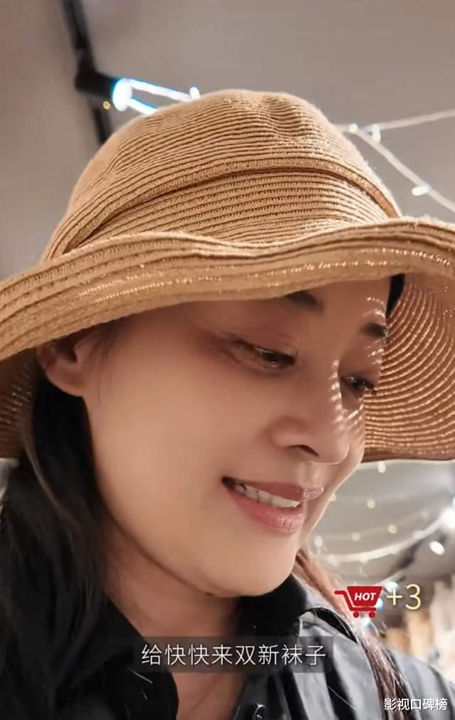 梅婷一家在西班牙度假,哥哥是大学老师担任翻译,嫂嫂比她还年轻