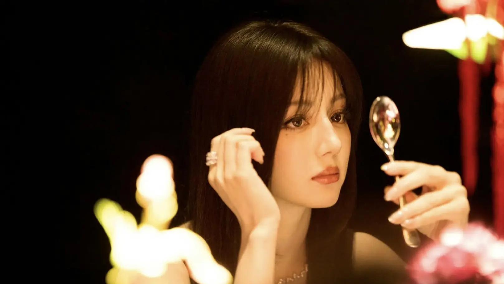 简约小黑裙加身，迪丽热巴“冷冽女王”秒变“清纯学姐”