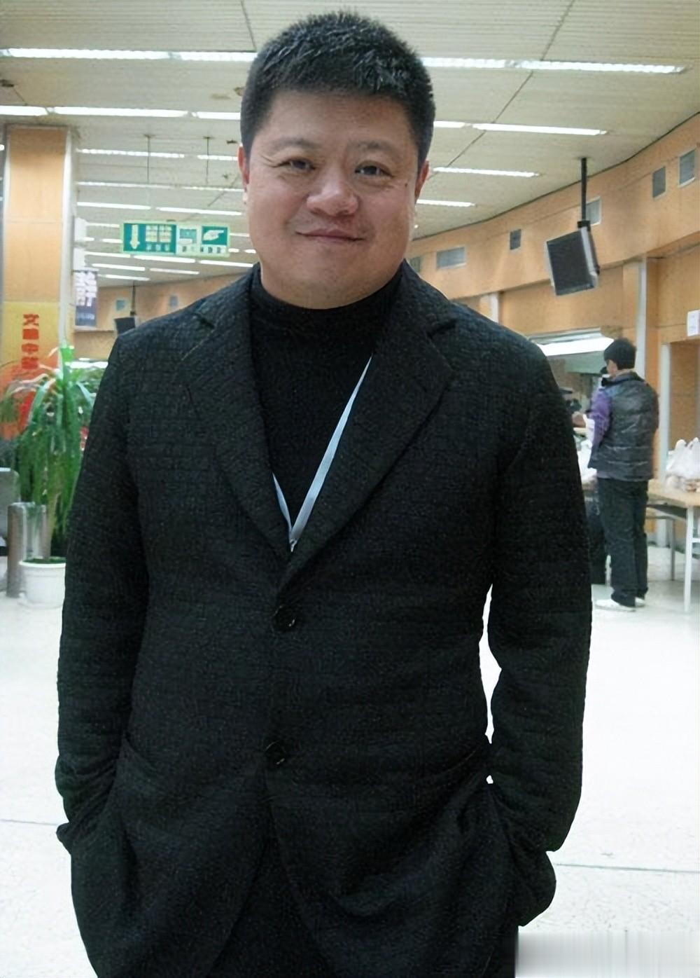 曾是央视知名主持，父亲是马季，妻子是编导，57岁他现在成大老板