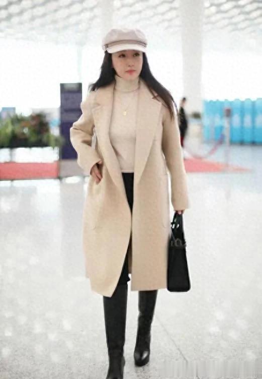 杨钰莹个子小但很会穿！米色大衣配长筒靴，穿出165cm既视感！