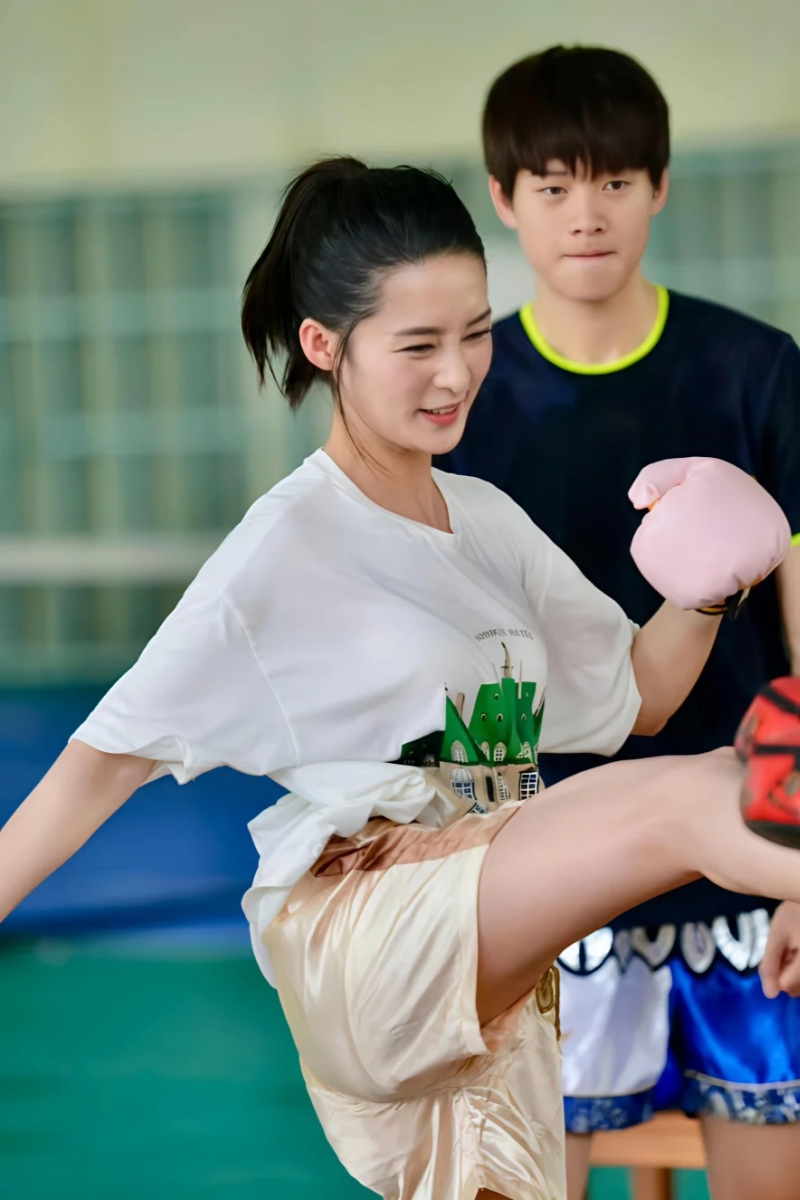 李沁化身叶问，咏春能打颜值更能打！