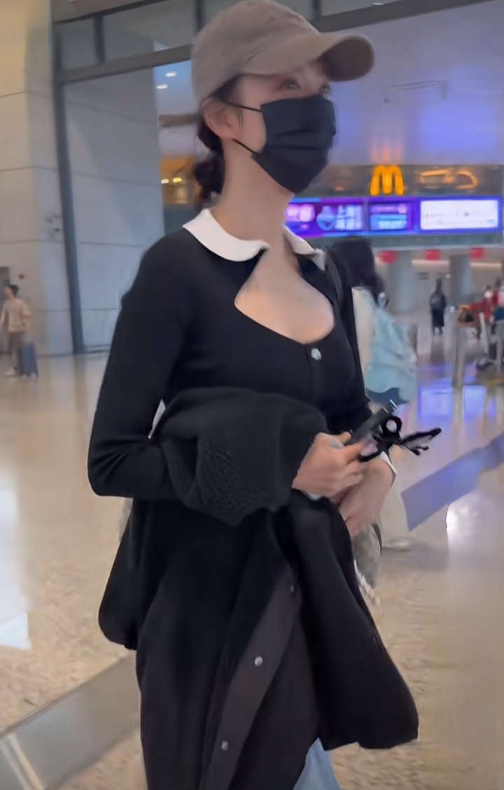 王楚然现身机场，一身黑装配棒球帽， 又飒又美