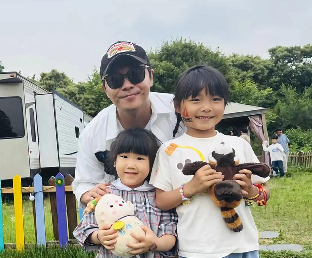 密云偶遇贾乃亮李小璐带甜馨过六一，一起的还有佟丽娅陈思成杜华