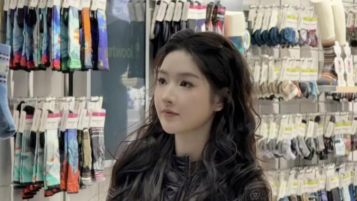 王玉雯亮相北京活动，甜酷反差萌引全网热议