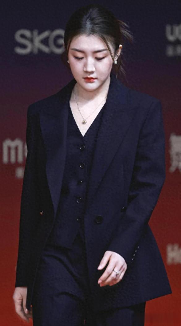 陈梦和黄晓明参加同场晚会 穿着比表哥更像霸总 礼服才1700元太节俭