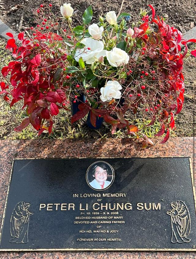 72岁港姐赴美拜祭李小龙兄长,墓前献花聊天,离婚30年仍有情有义