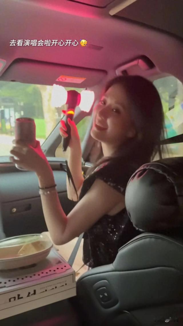 31岁乔欣看演唱会穿搭：背心+短裤+高跟鞋，高级显贵，婚后更美了